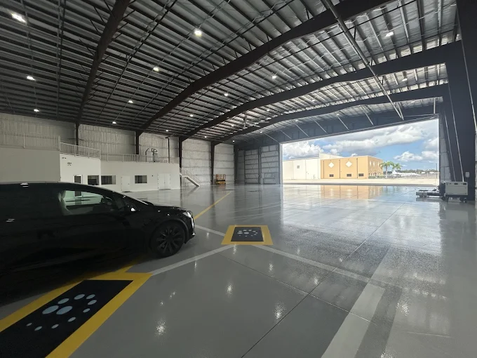 SRQ PRIVATE HANGAR - photo 1