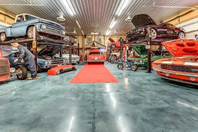 SARASOTA ANTIQUE CAR SHOWROOM - photo 1
